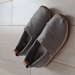 Youth Toms Sneaker - size Big Kid 1